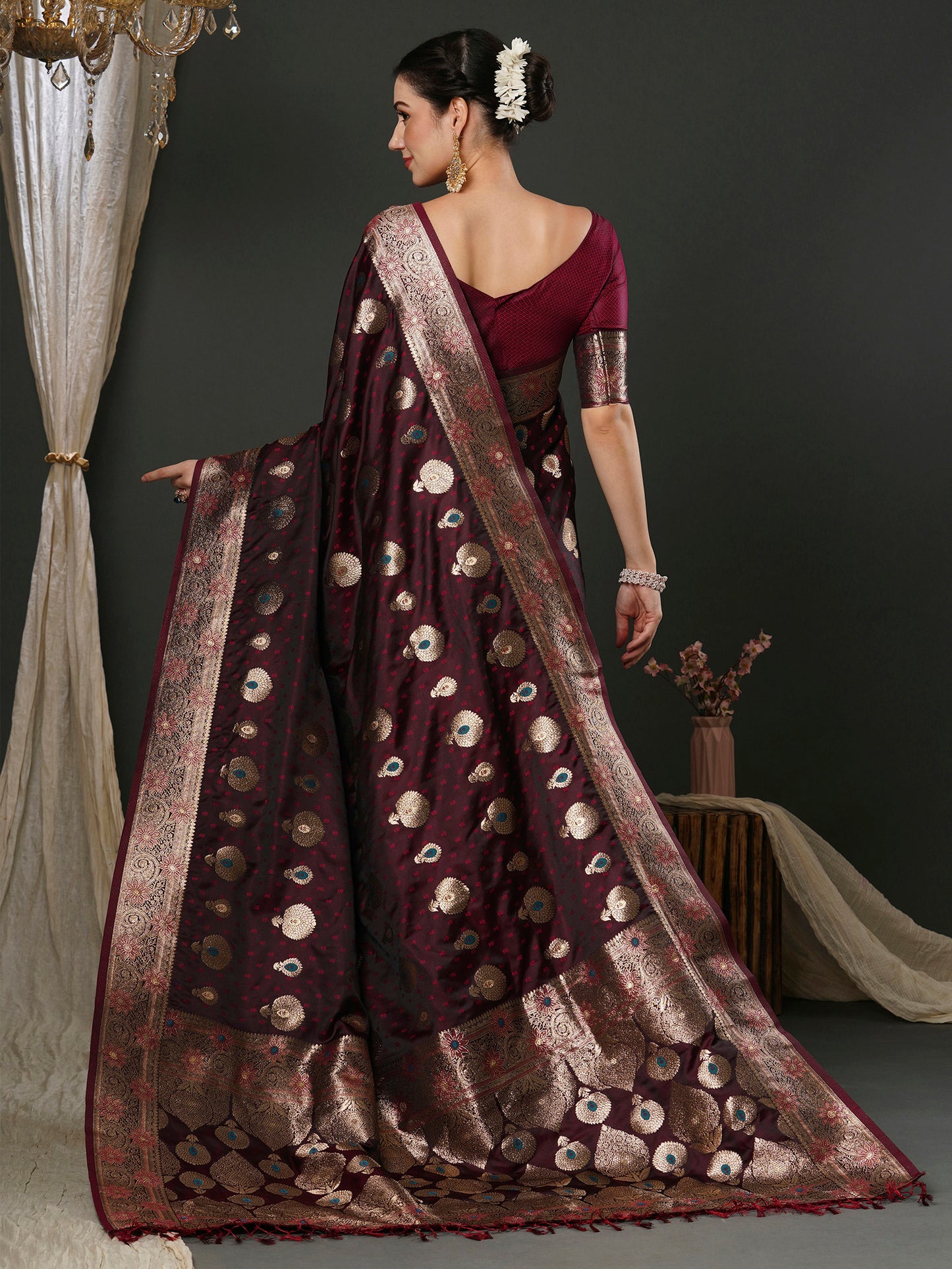 Women's Silk Blend Magenta Woven Design Designer Saree With Blouse Piece