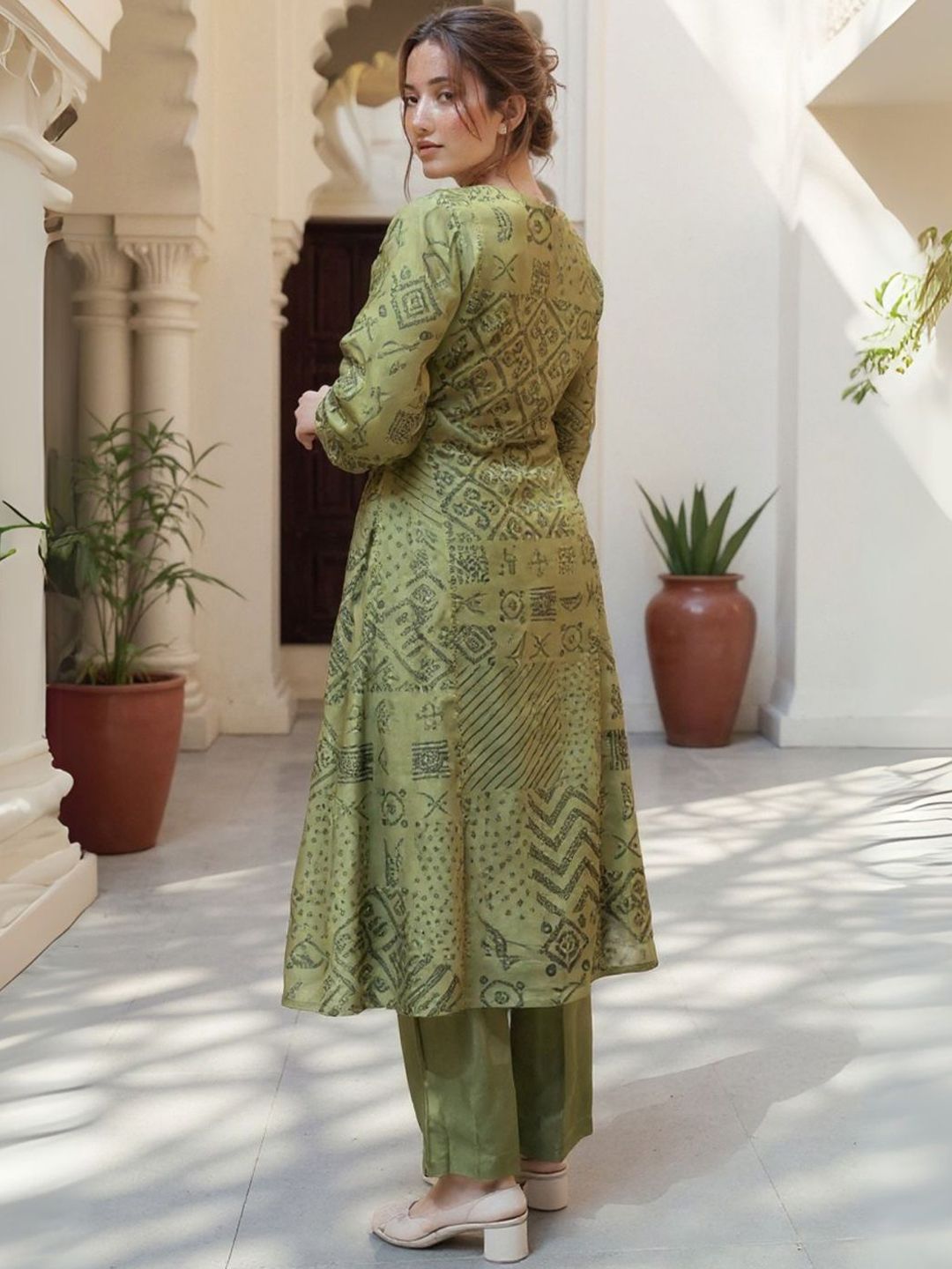 Women Printed Regular Thread Work Kurta with Trousers