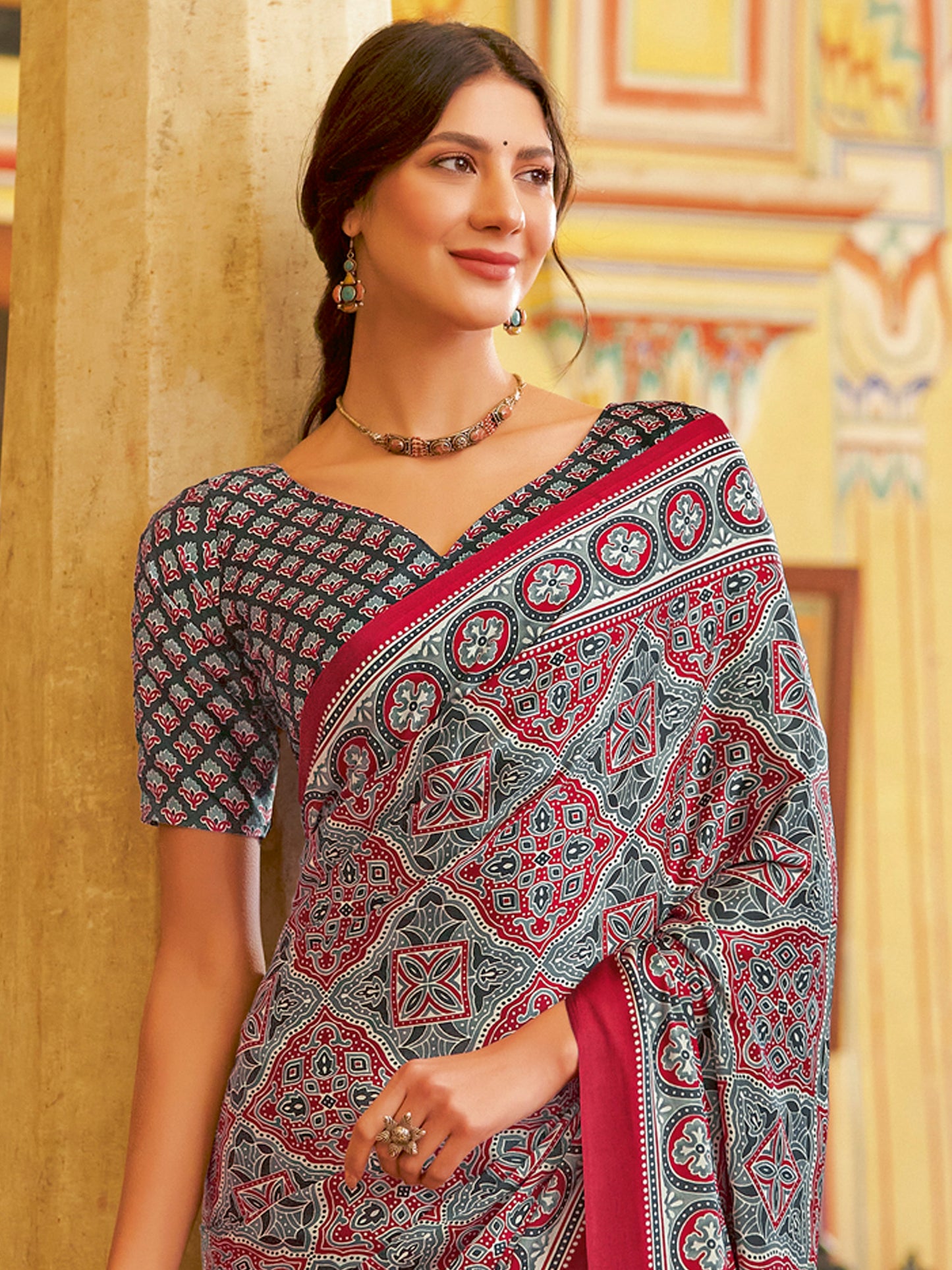 Women's Crepe Grey Printed Designer Saree With Blouse Piece