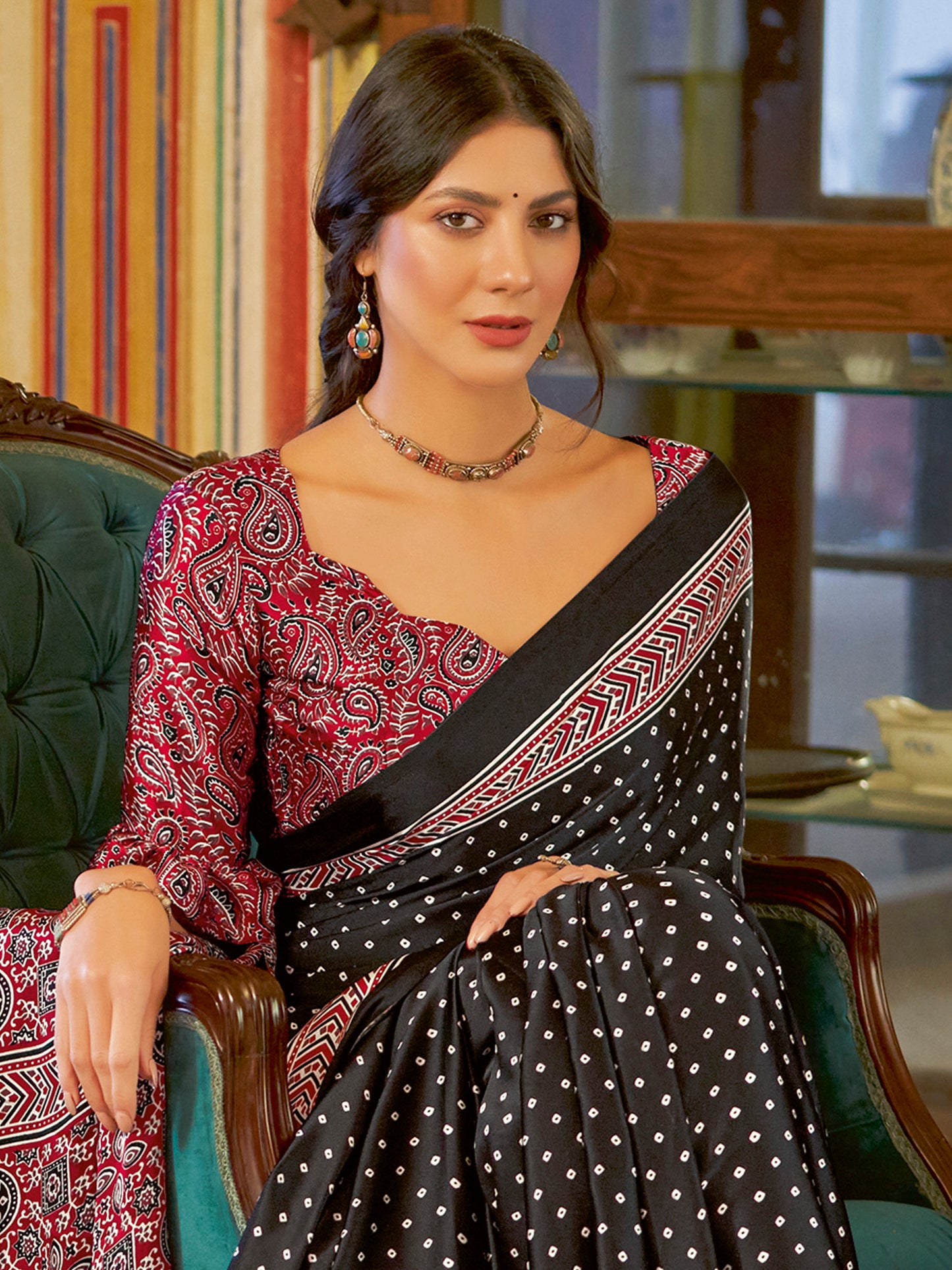 Women's Crepe Black Printed Designer Saree With Blouse Piece