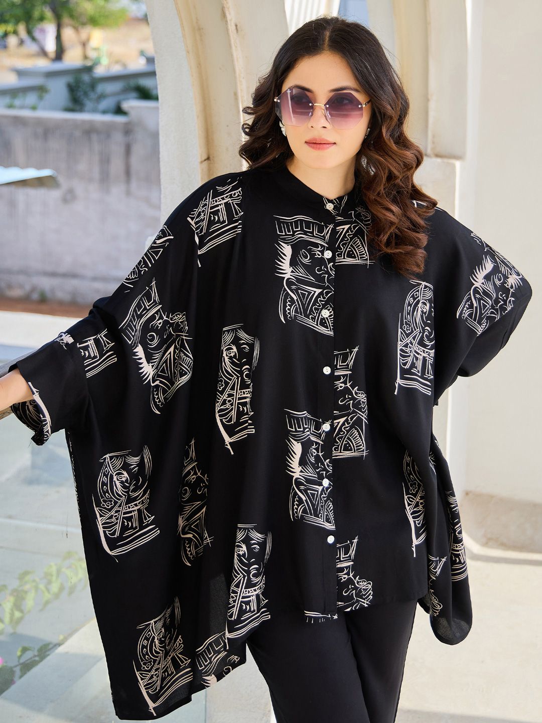 Women Geometric Printed Mandarin Collar Regular Kaftan Kurta with Trousers