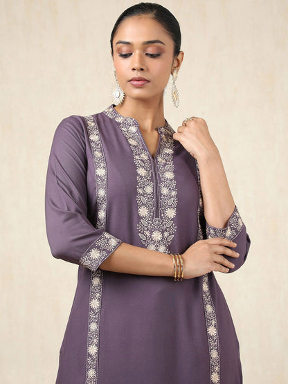 Dhiyona SO Women's Floral Embroidered Mandarin Collar Thread Work Kurta With Trouser