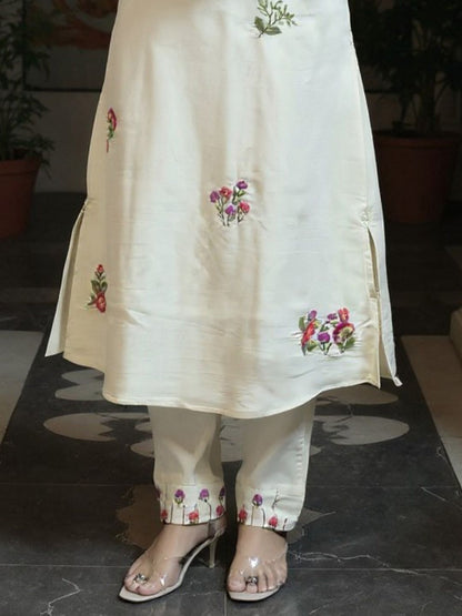 Women Floral Embroidered Kurta with Trousers