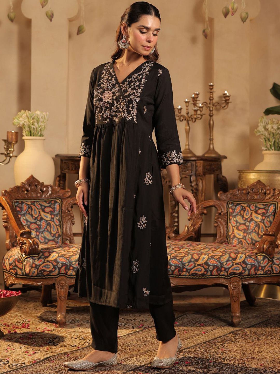 Women Ethnic Motifs Embroidered Kurta with Trousers