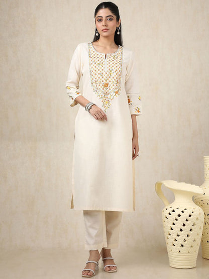 Dhiyona SO Women's Floral Embroidered Thread Work Round Neck Straight Kurta With Trousers & Dupatta