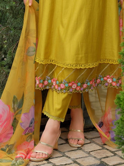 Women Floral Embroidered Regular Beads and Stones Liva Kurta with Trousers & With Dupatta