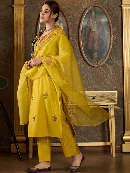 Women Floral Embroidered Regular Thread Work Kurta with Trousers & With Dupatta