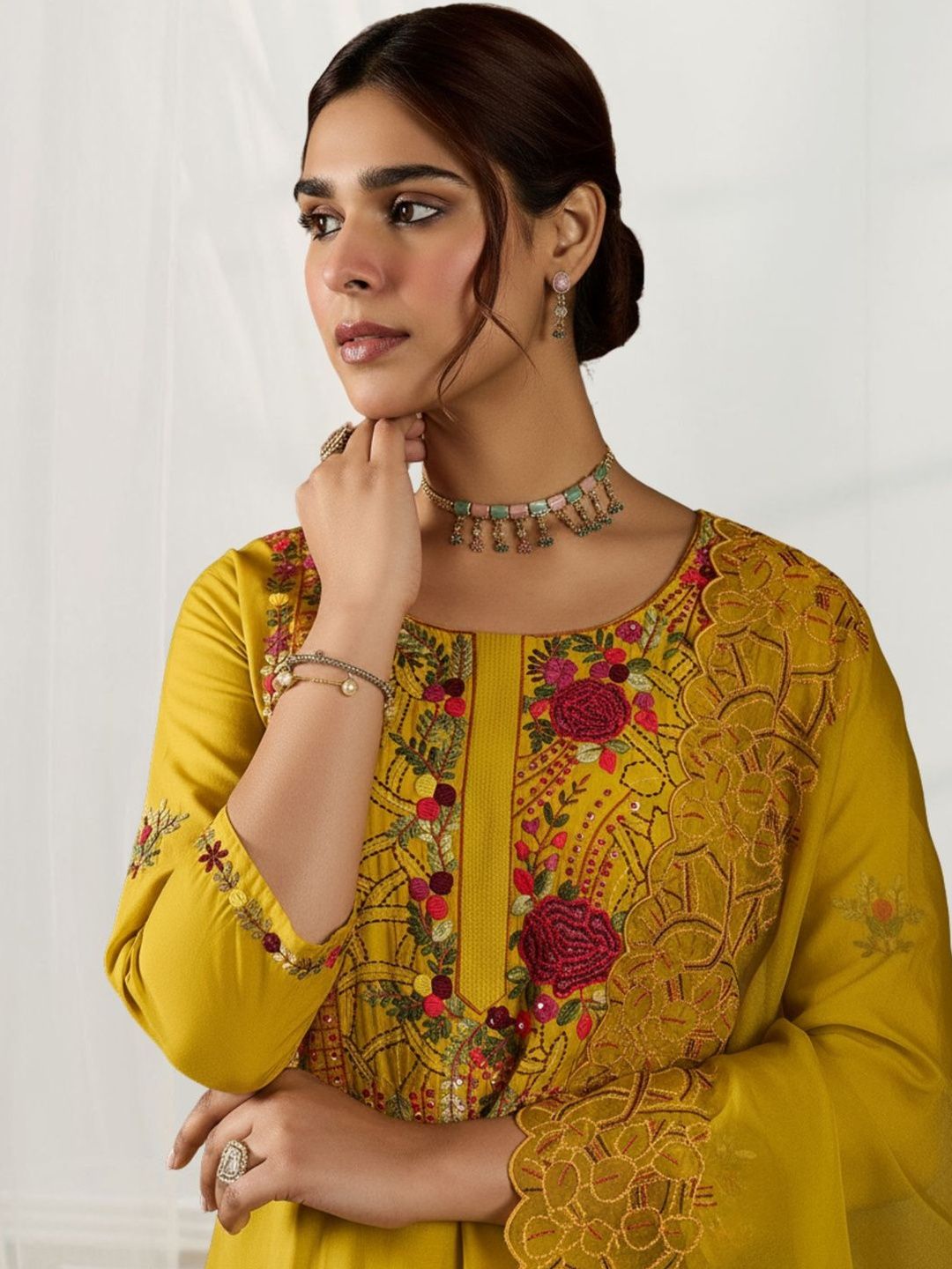 Women Floral Embroidered Regular Thread Work Kurta with Trousers & With Dupatta