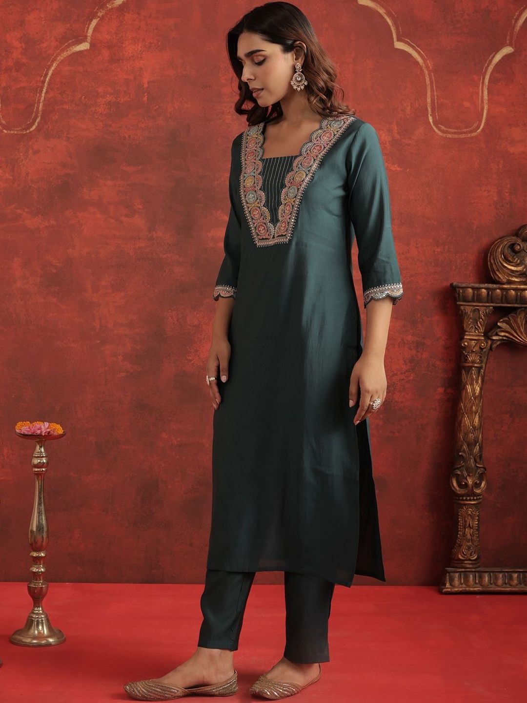 Floral Yoke Design Thread Work Square Neck Straight Kurta With Trousers