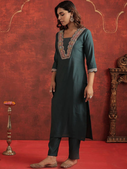 Floral Yoke Design Thread Work Square Neck Straight Kurta With Trousers