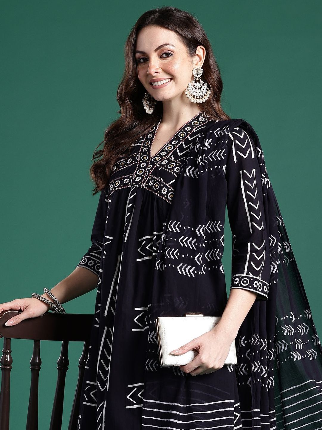 Women Printed Regular Thread Work Pure Cotton Kurta with Trousers & With Dupatta