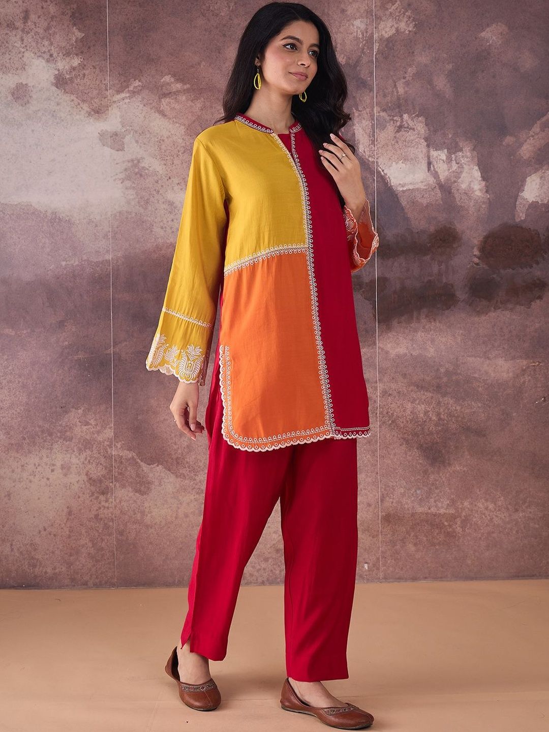 Dhiyona IE Colourblocked Band Collar Thread Work Kurti With Trouser