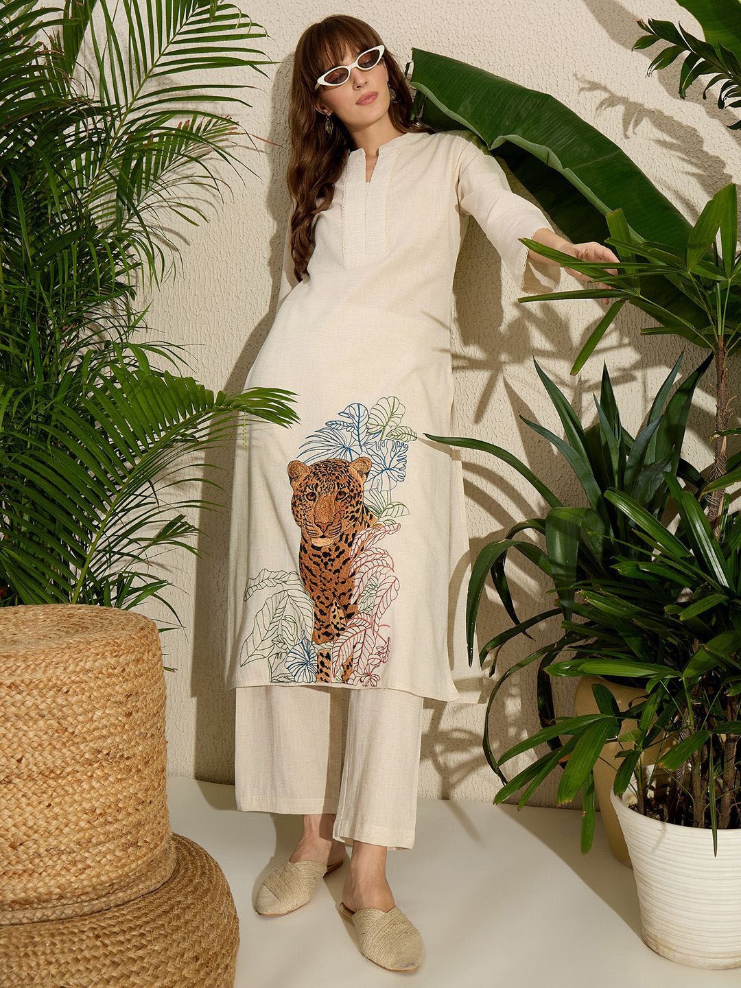 Dhiyona IE Women Embroidered Mandarin Collar Top & Trousers Co-Ords