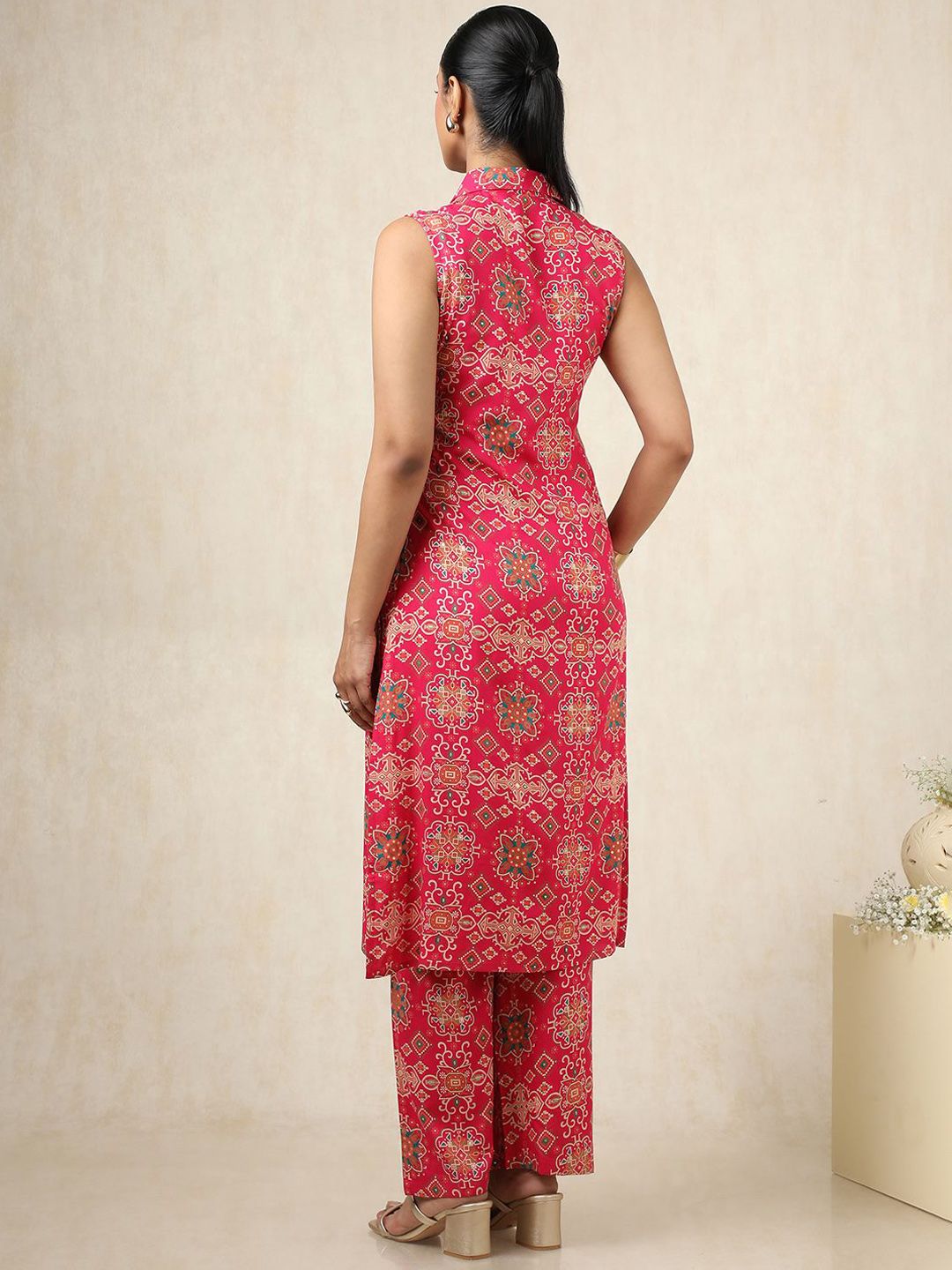 Dhiyona SO Women's Ethnic Motifs Printed Sleeveless Shirt Collar Straight Kurta With Palazzo