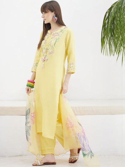 Women Floral Embroidered Regular Thread Work Kurta with Trousers & With Dupatta