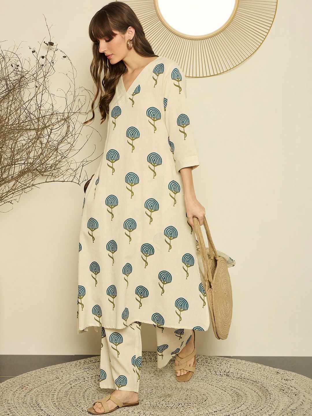 Women Floral Printed Regular Kurta with Trousers