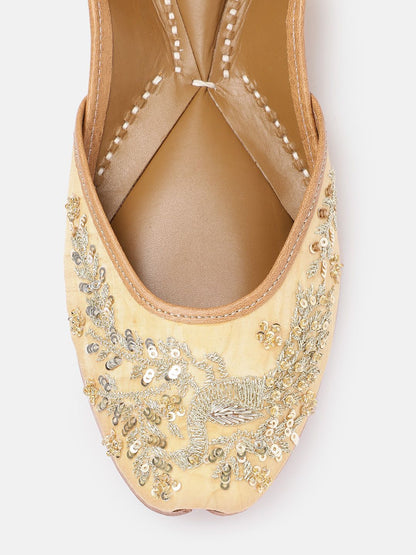 Dhiyona HOP Women Ethnic Embellished Mojaris