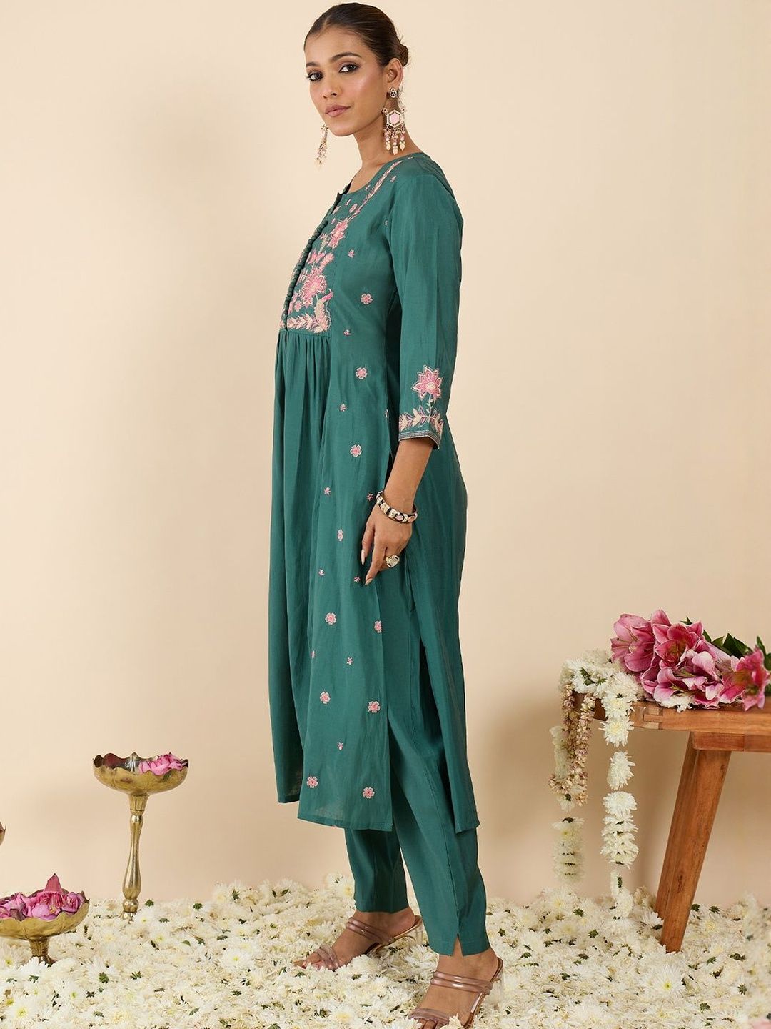 Women Floral Embroidered Panelled Thread Work Kurta with Trousers