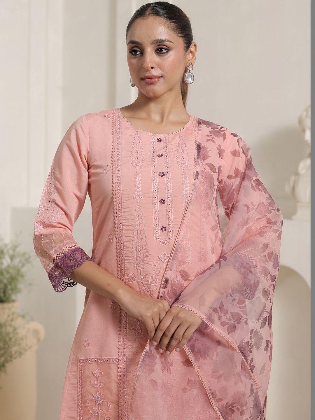 Women Floral Embroidered Regular Thread Work Kurta with Trousers & With Dupatta