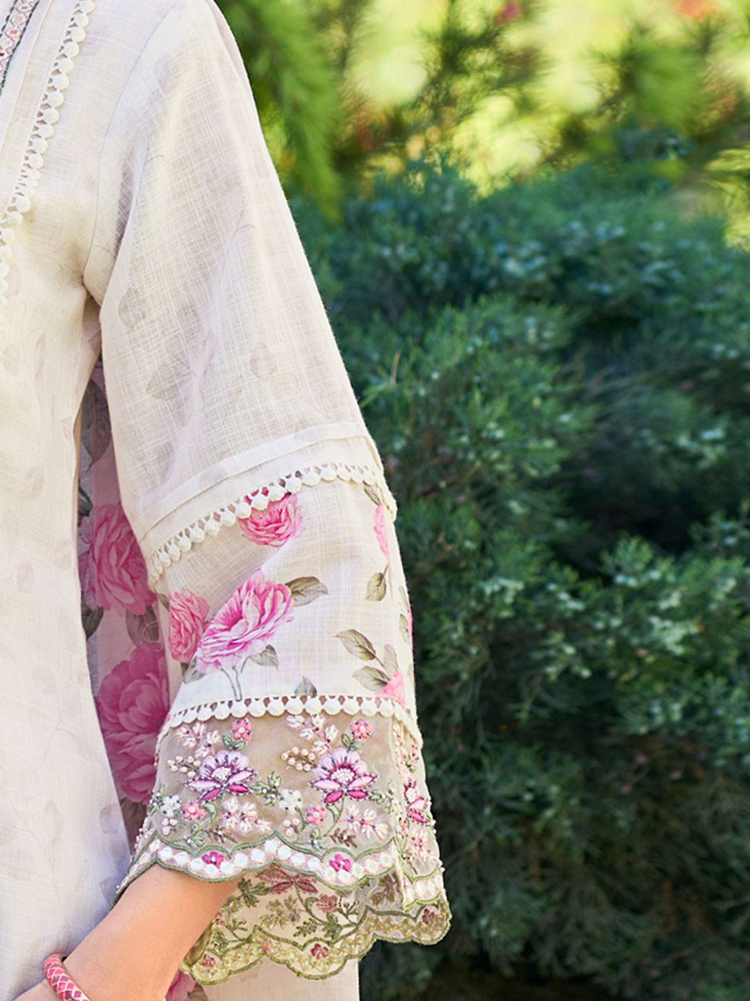 Women Floral Embroidered Regular Thread Work Linen Kurta with Trousers & With Dupatta