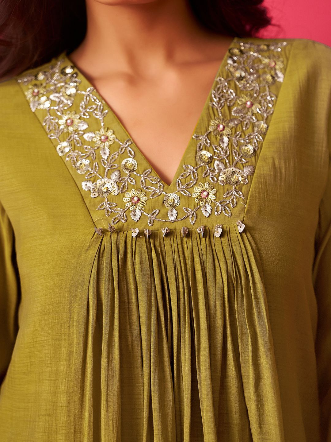 Women Floral Embroidered Pleated Sequinned Kurta with Trousers