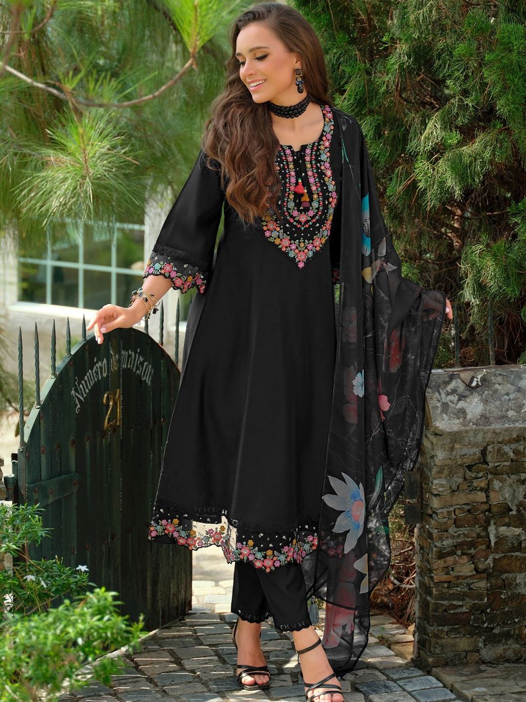 Dhiyona IE Floral Embroidered Notch neck Thread Work Straight Kurta With Trouser & Dupatta