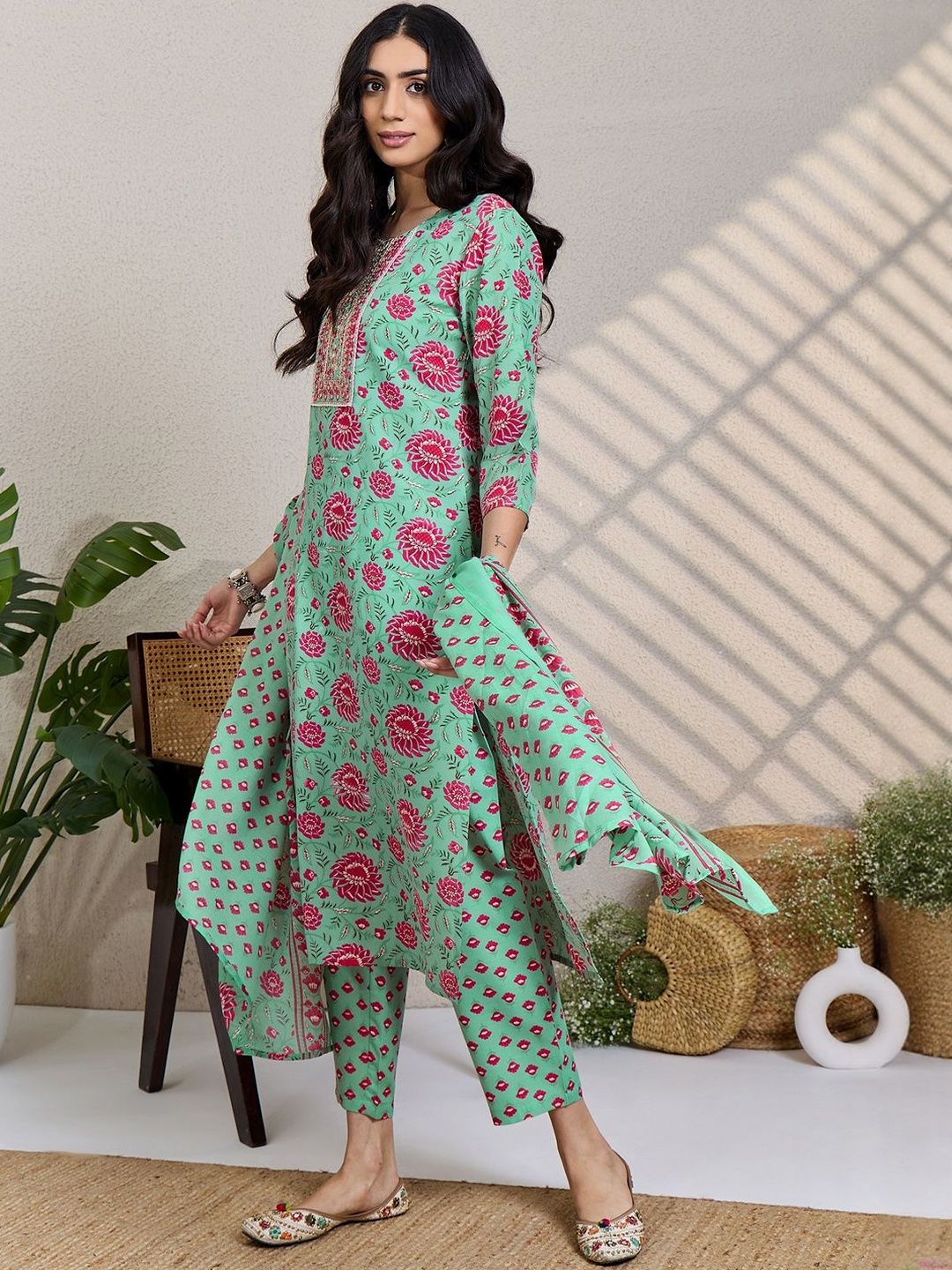 Women Floral Printed Regular Mirror Work Kurta & Trousers With Dupatta