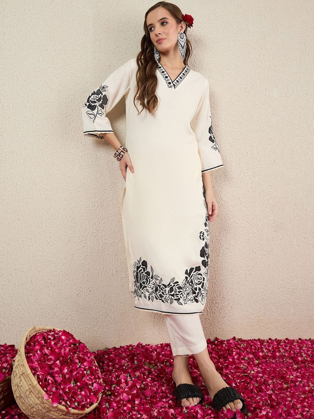 Women Floral Embroidered Kurta with Trousers