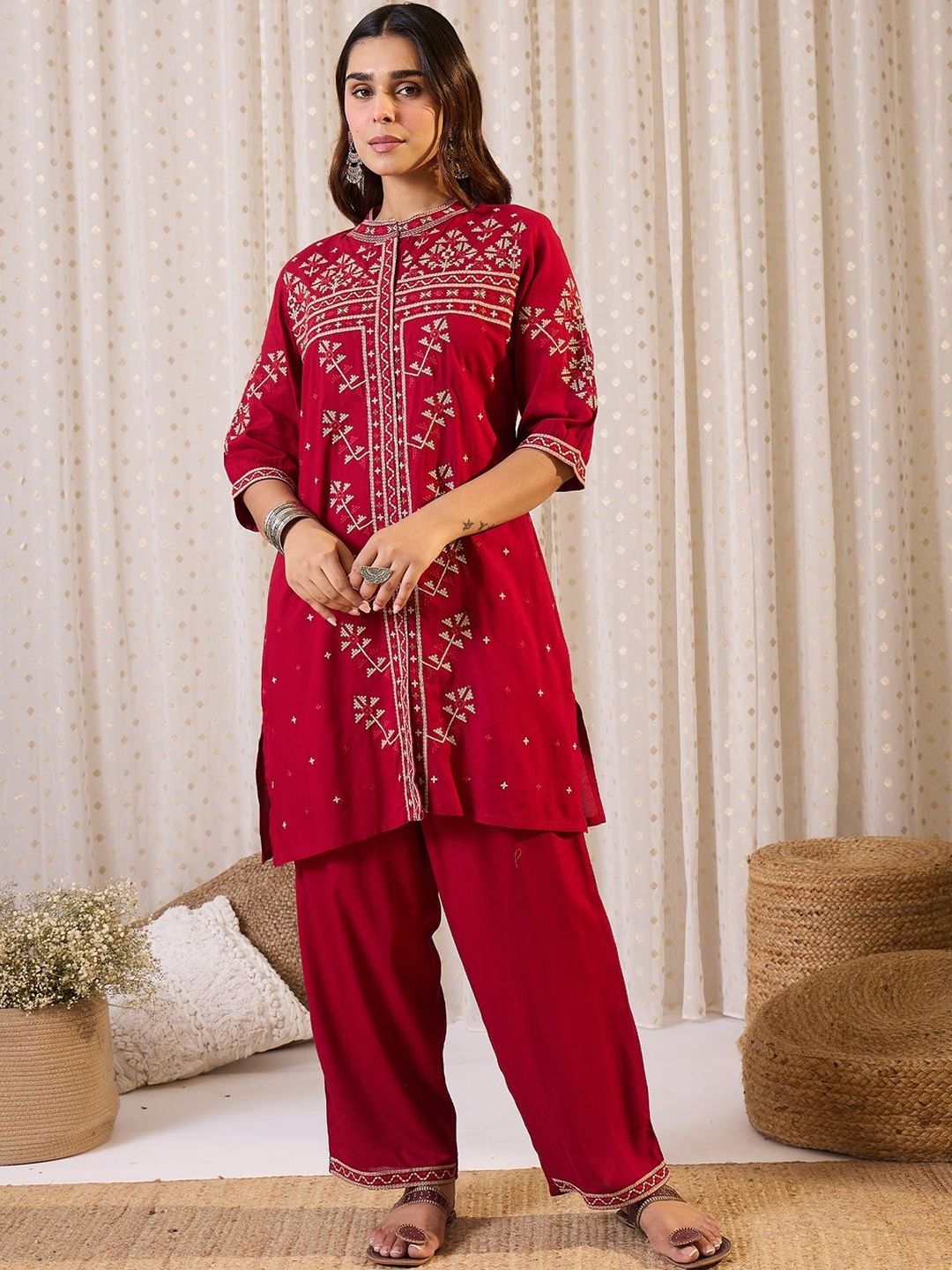 Women Geometric Embroidered Kurta with Trousers