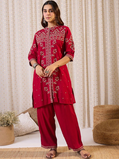 Women Geometric Embroidered Kurta with Trousers