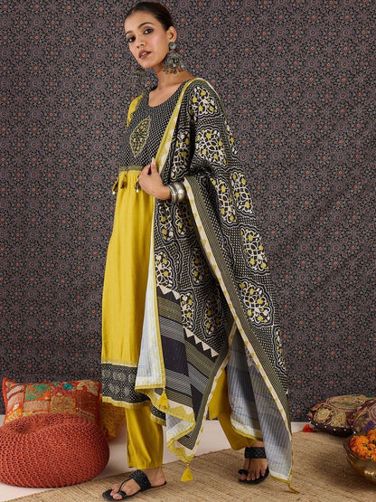 Women Ethnic Motifs Printed Regular Kurta with Trousers & With Dupatta