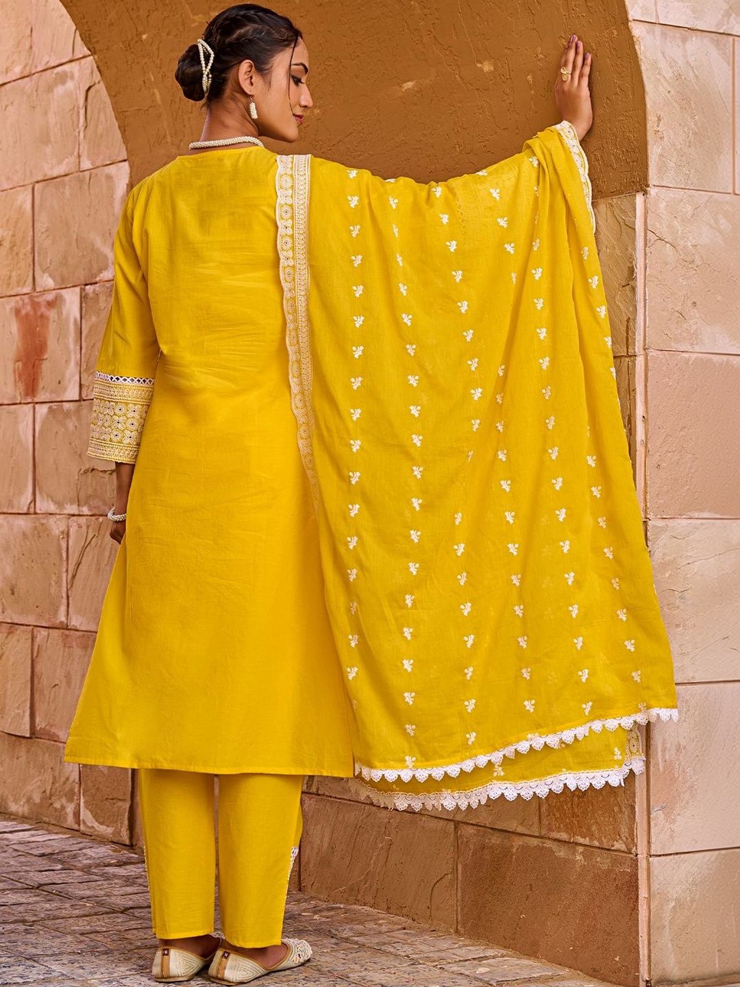 Women Ethnic Motifs Embroidered Regular Thread Work Pure Cotton Kurta with Trousers & With Dupatta