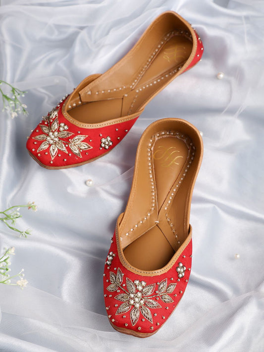 Dhiyona HOP Women Embellished Ethnic Mojaris Flats