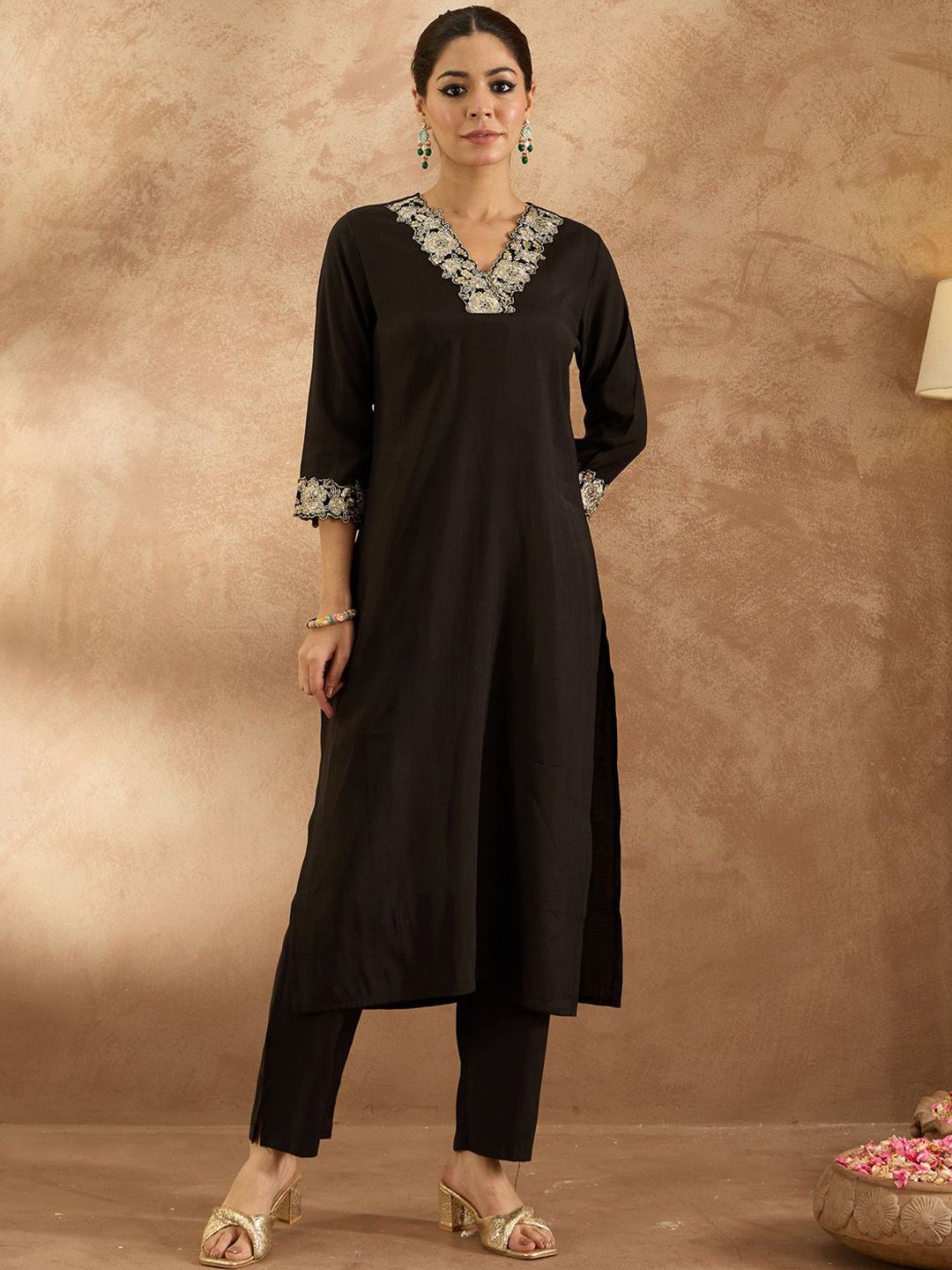 Women Floral Kurta with Trousers