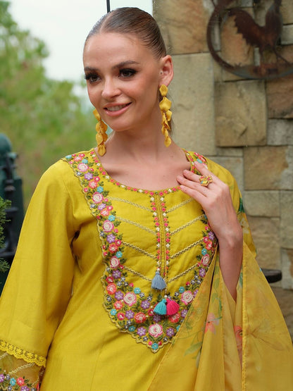 Women Floral Embroidered Regular Beads and Stones Liva Kurta with Trousers & With Dupatta