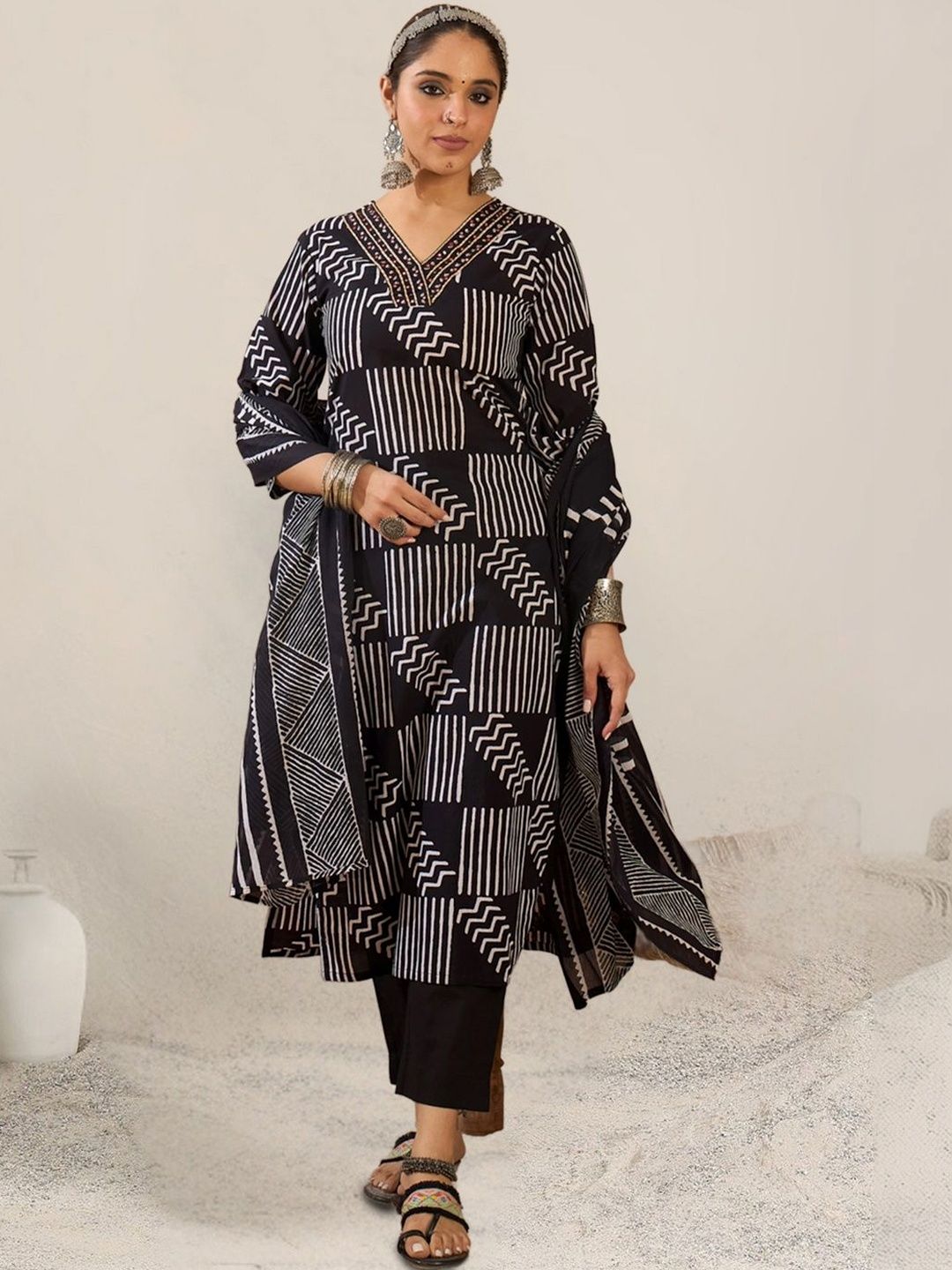 Dhiyona IE Women Printed Regular Thread Work Pure Cotton Kurta with Trousers & With Dupatta