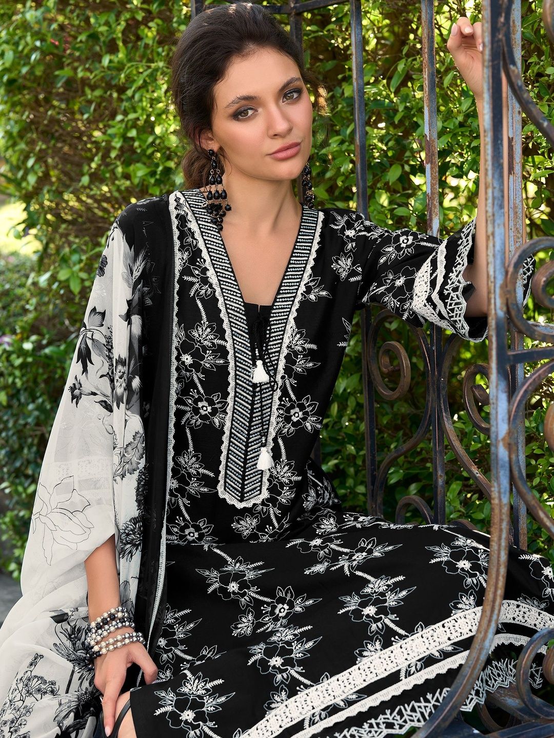 Women Floral Printed Regular Thread Work Pure Cotton Kurta with Trousers & With Dupatta