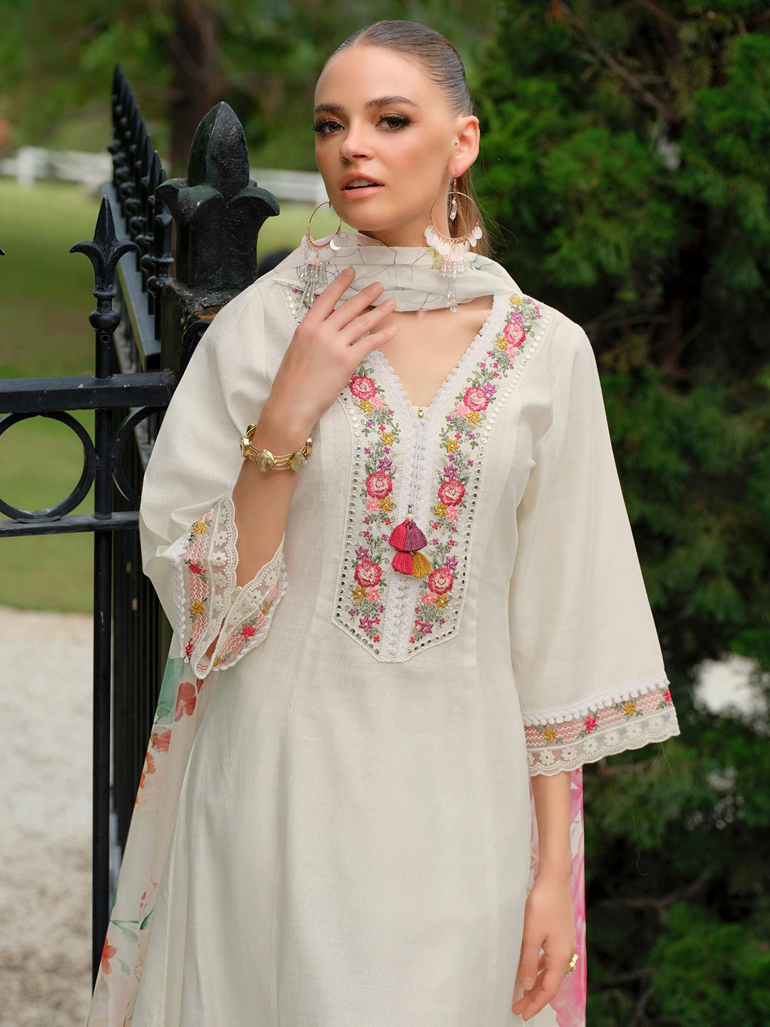 Women Floral Embroidered Regular Thread Work Kurta with Trousers & With Dupatta