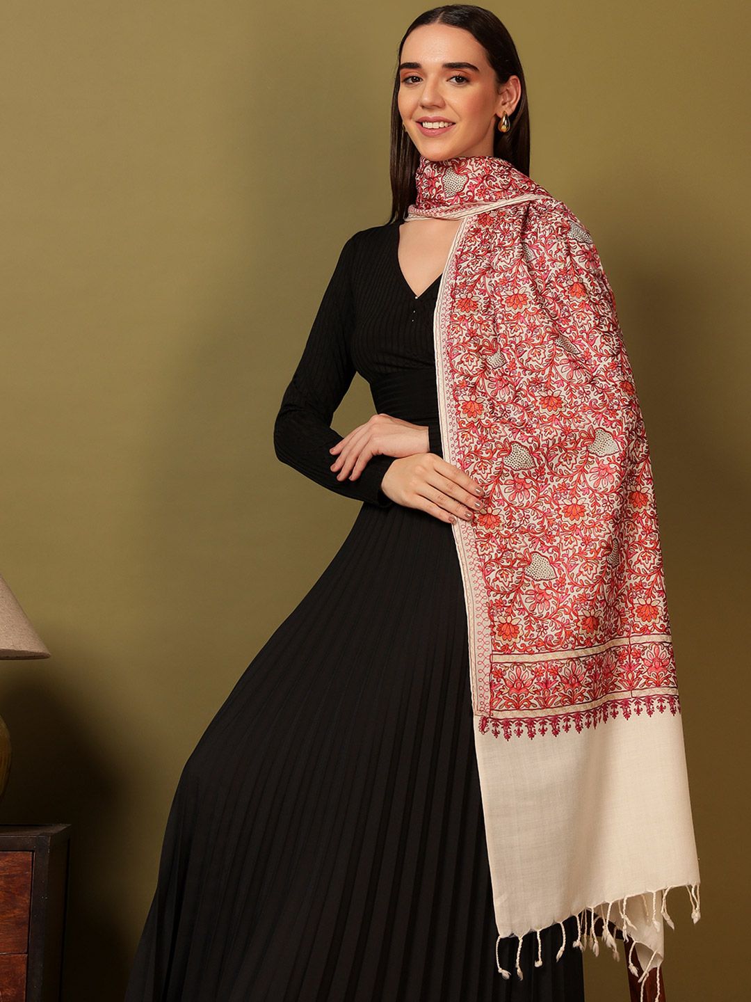 Dhiyona PA Floral Embroidered Hunar Woolen Nalki Shawl