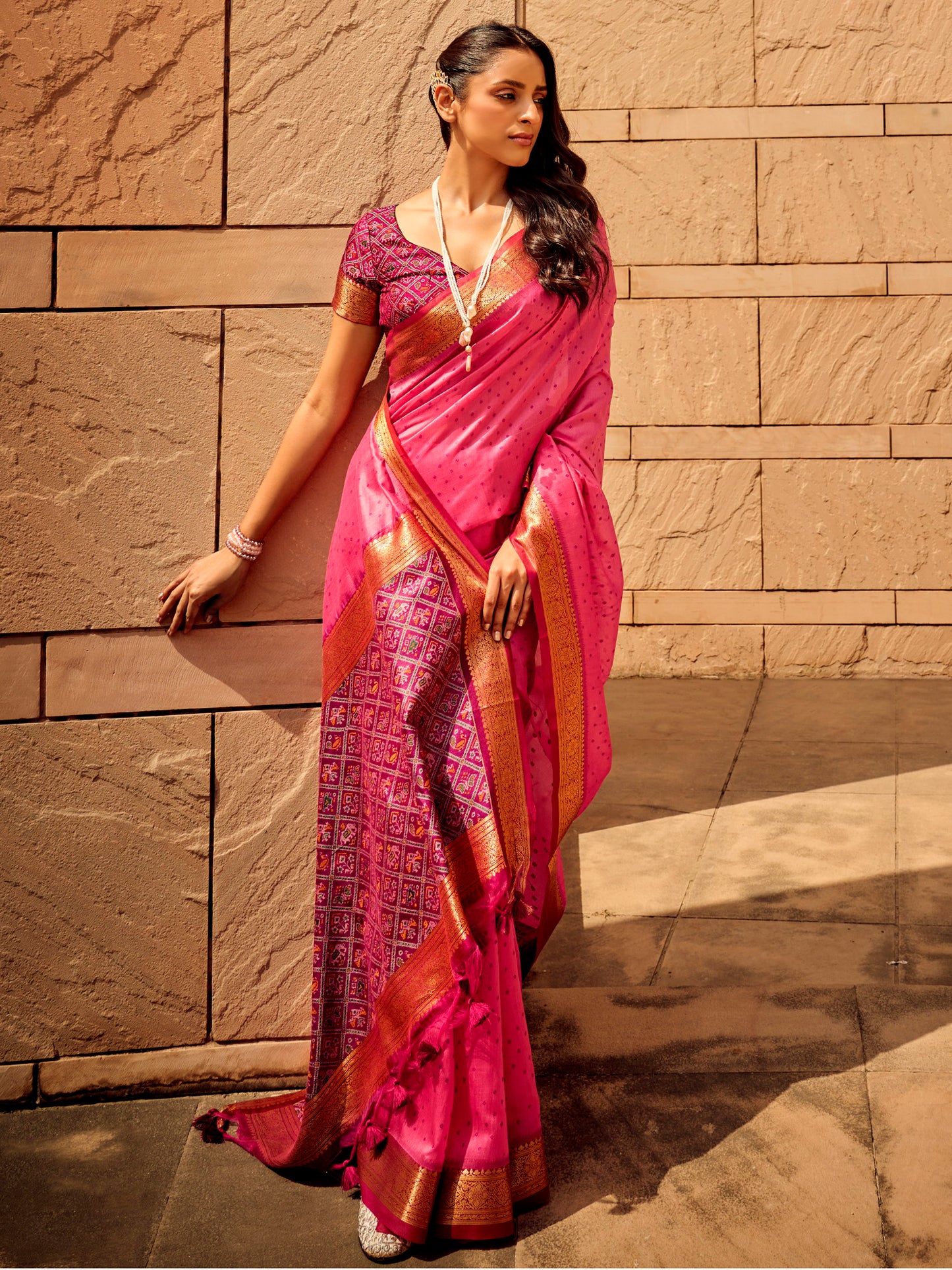 Women's Silk Blend Pink Woven Design Designer Saree With Blouse Piece