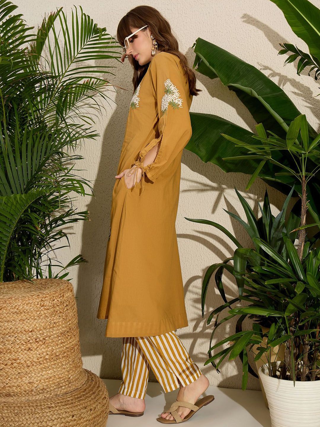 Women Floral Embroidered Pure Cotton Kurta with Trousers