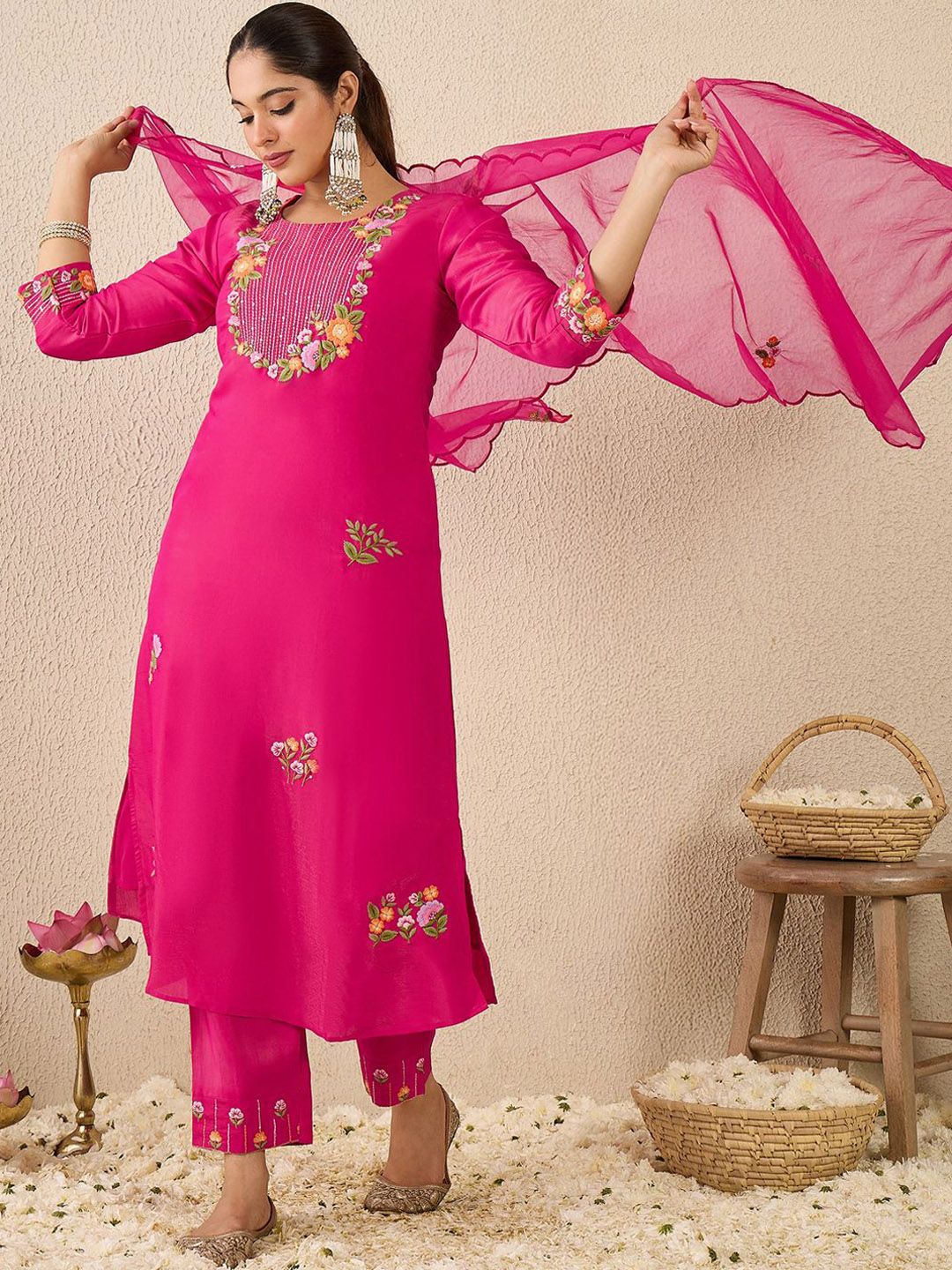 Women Floral Embroidered Regular Thread Work Kurta With Trousers & Dupatta