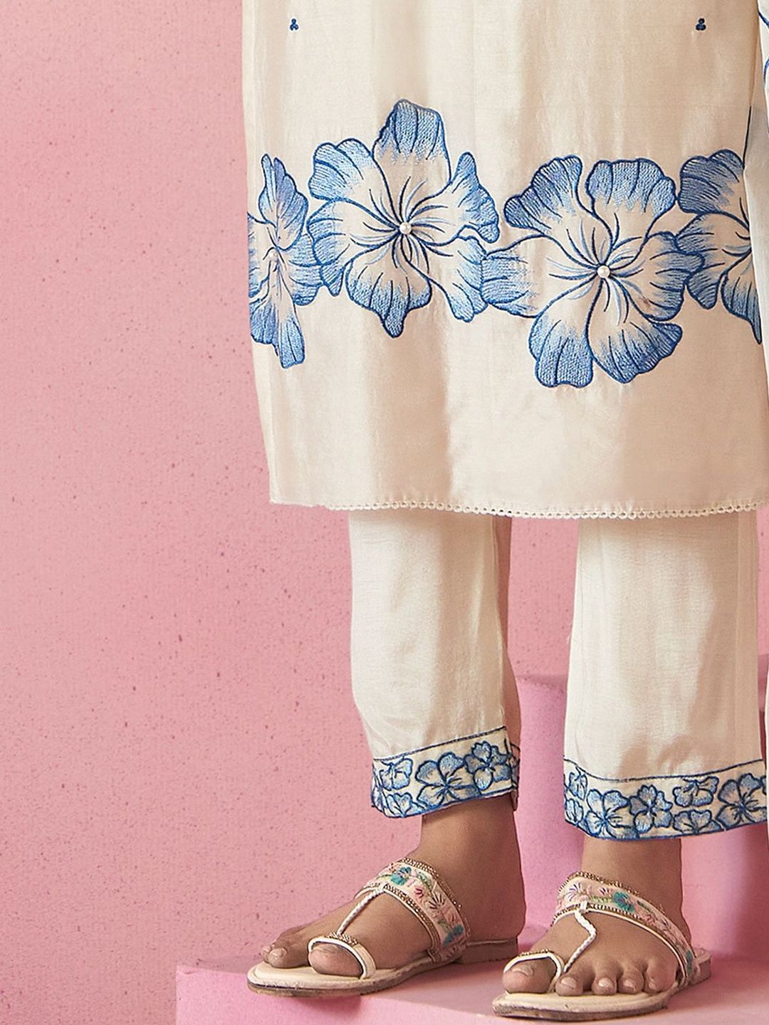 Women Floral Embroidered Regular Thread Work Kurta with Trousers & With Dupatta