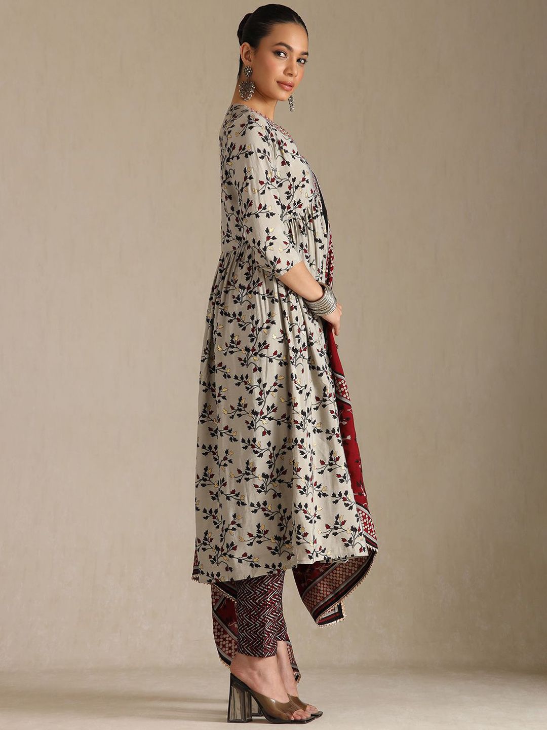 Dhiyona SO Women's Women Floral Printed Sequinned V-Neck Kurta with Trousers & With Dupatta