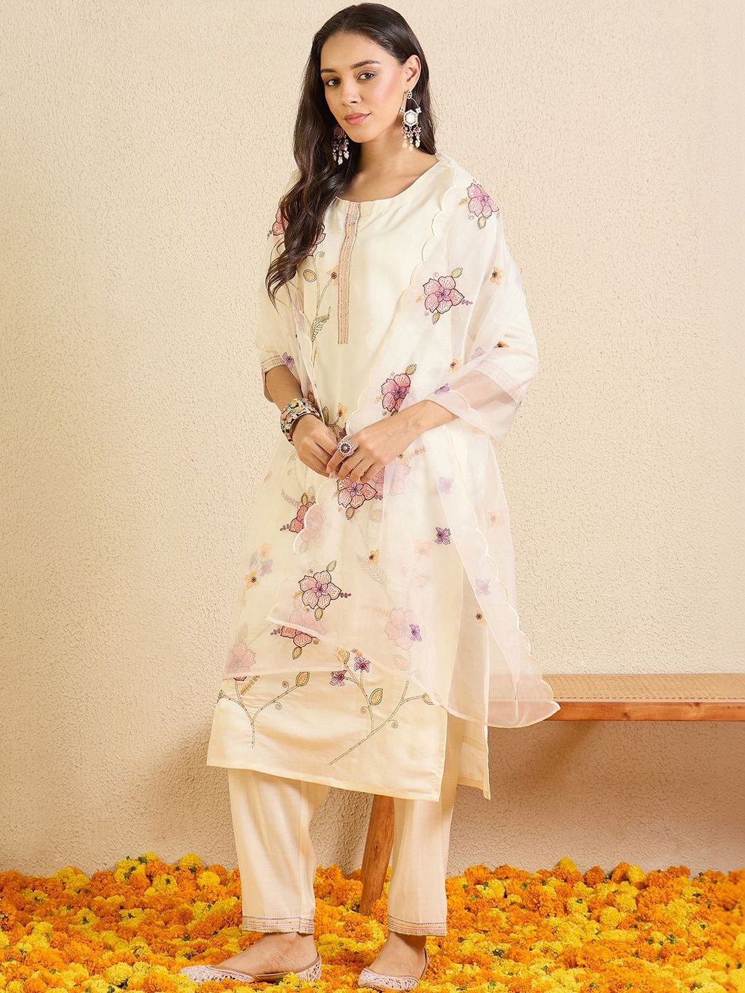 Women Floral Embroidered Regular Thread Work Kurta with Trousers & With Dupatta