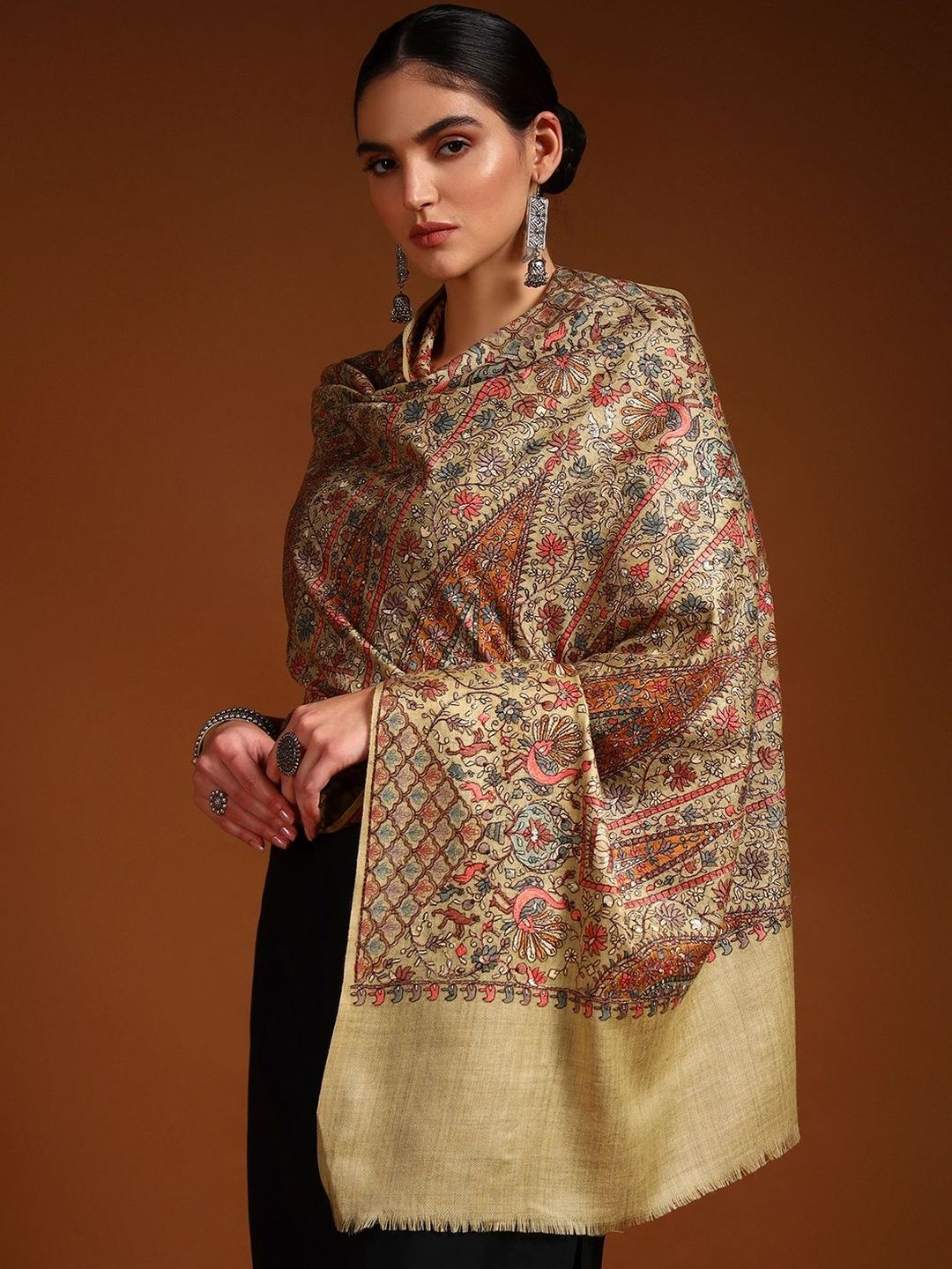 Dhiyona PA Women Floral Embroidered Shawl