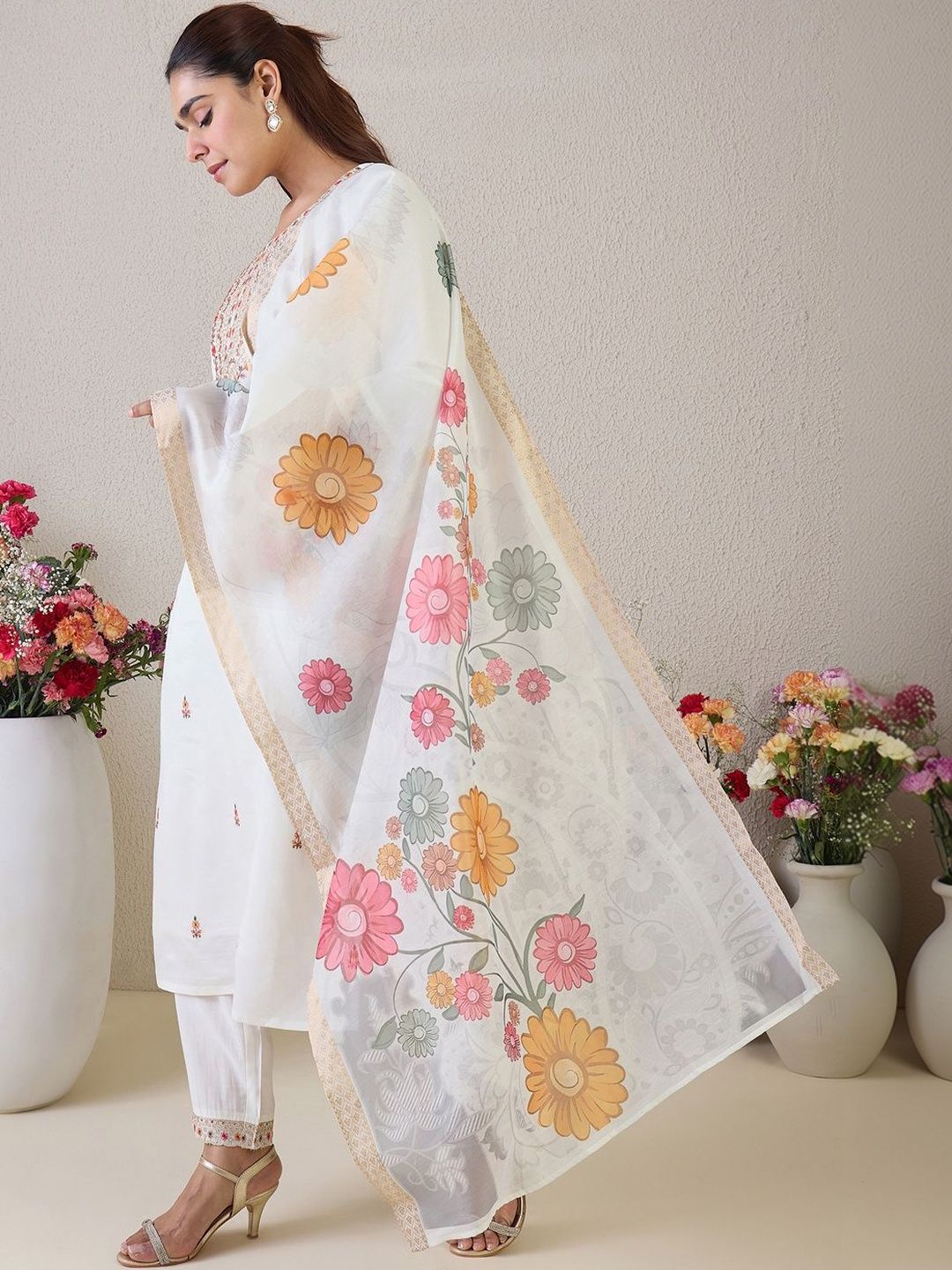 Women Floral Embroidered Regular Thread Work Kurta with Trousers & With Dupatta