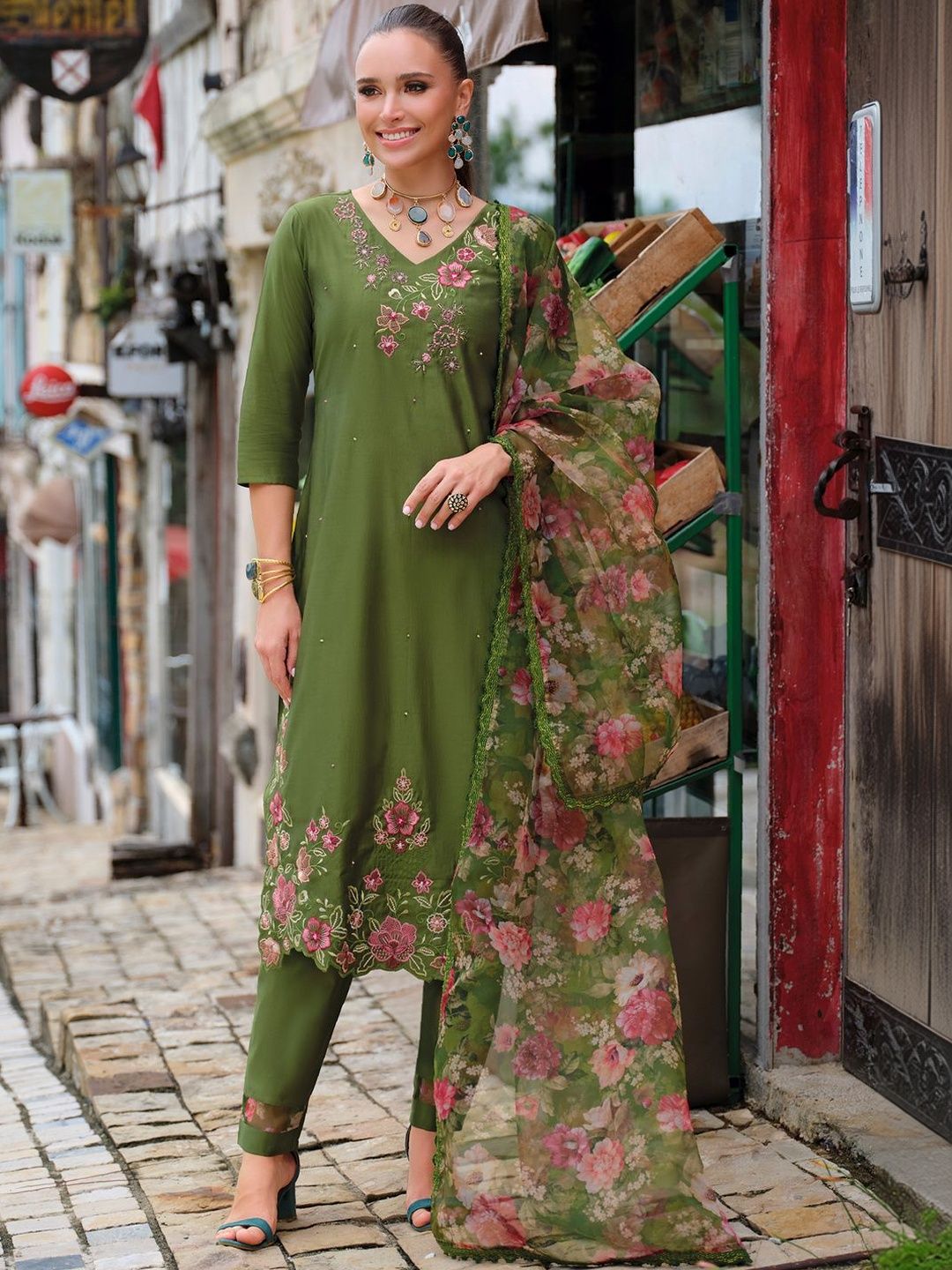 Women Floral Embroidered Regular Thread Work Liva Kurta with Trousers & With Dupatta