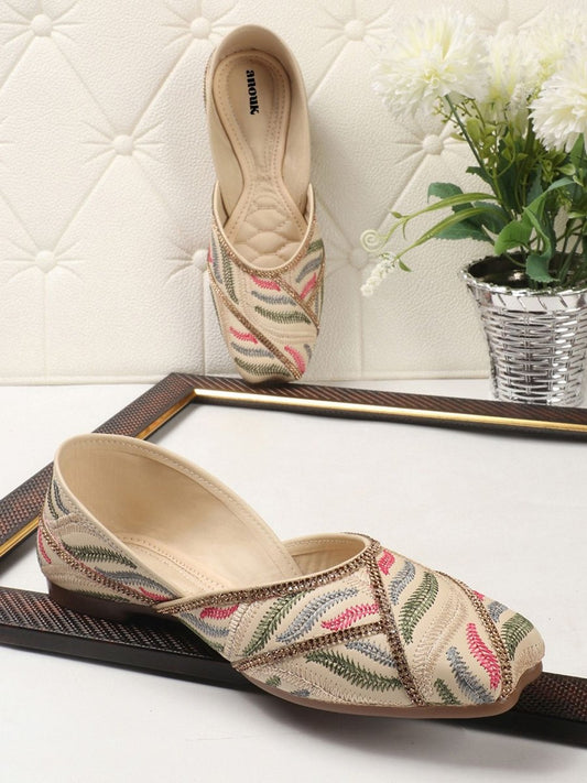 Dhiyona AK Women Embellished Synthetic Leather Mojaris