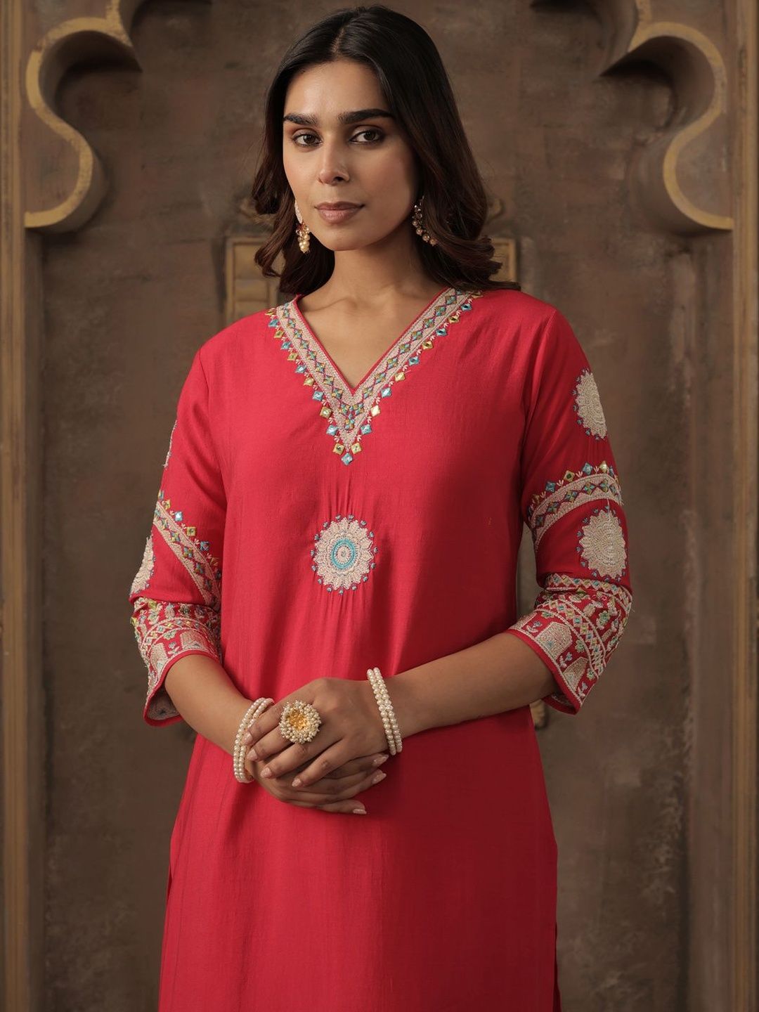 Dhiyona IE Floral Embroidered V-Neck Thread Work Straight Kurta With Trousers